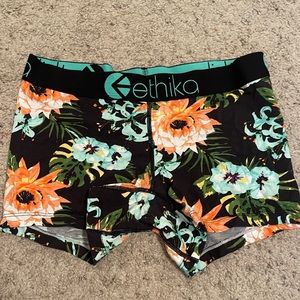 NWOT FLORAL PRINT ETHIKA THE STAPLE SHORT SMALL